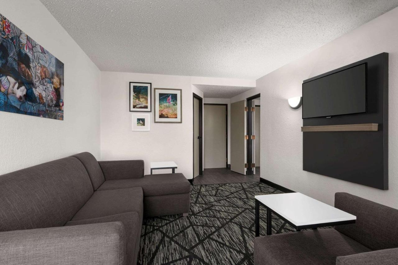 Hotel La Quinta By Wyndham Cleveland Airport West North Olmsted Exterior foto