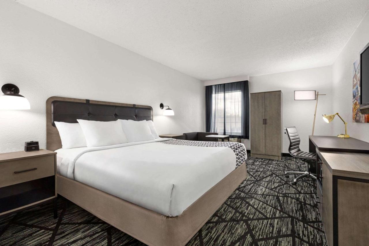 Hotel La Quinta By Wyndham Cleveland Airport West North Olmsted Exterior foto