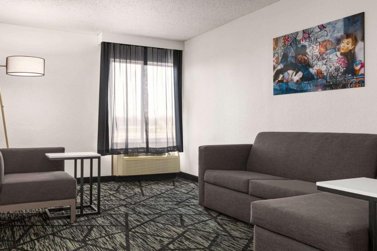 Hotel La Quinta By Wyndham Cleveland Airport West North Olmsted Exterior foto