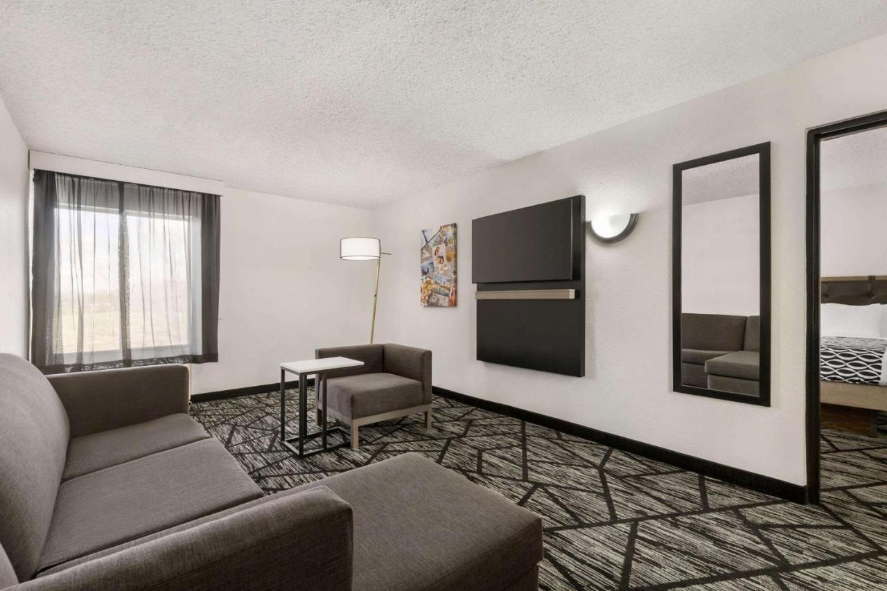 Hotel La Quinta By Wyndham Cleveland Airport West North Olmsted Exterior foto