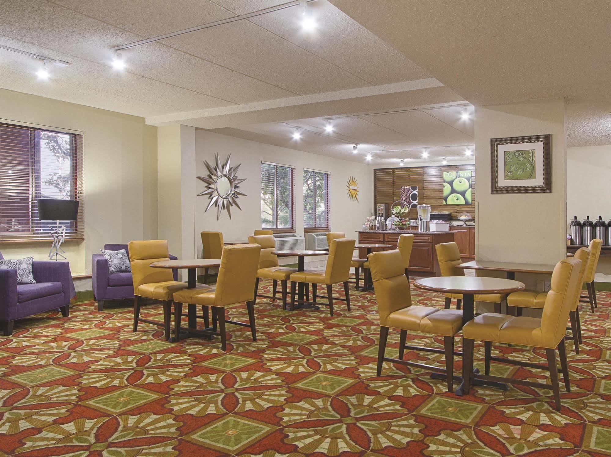 Hotel La Quinta By Wyndham Cleveland Airport West North Olmsted Exterior foto